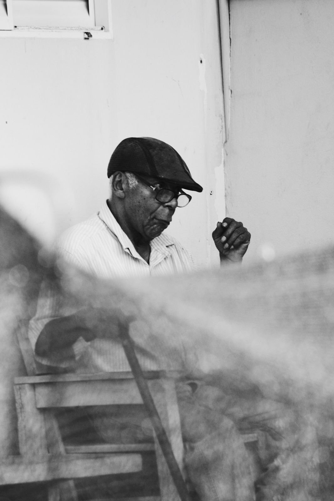 Retrato em preto e branco de um senhor com boina